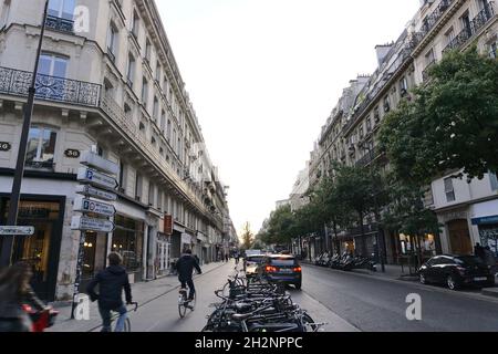 PARIS, FRANKREICH - 01. Okt 2019: Eine Straße im Zentrum von Paris tagsüber, Frankreich Stockfoto