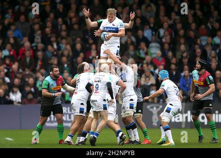 Bath's Tom Ellis gewinnt den Ball während des Spiels der Gallagher Premiership in Twickenham Stoop, London. Bilddatum: Samstag, 23. Oktober 2021. Stockfoto