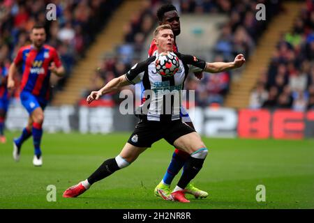 London, Großbritannien. Oktober 2021. 23. Oktober 2021; Selhurst Park, Crystal Palace, London, England; Premier League Football, Crystal Palace versus Newcastle: Odsonne Edouard von Crystal Palace fordert Emil Krafth von Newcastle United Kredit: Action Plus Sports Images/Alamy Live News Stockfoto