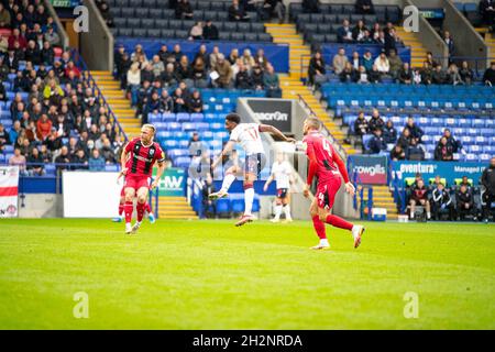 Bolton, Großbritannien. Oktober 2021. Bolton Wanderers forward Oladapo Afolayan (17) in Aktion während des Spiels der EFL Sky Bet League 1 zwischen Bolton Wanderers und Gillingham am 23. Oktober 2021 im University of Bolton Stadium, Bolton, England. Foto von Mike Morese. Nur zur redaktionellen Verwendung, Lizenz für kommerzielle Nutzung erforderlich. Keine Verwendung bei Wetten, Spielen oder Veröffentlichungen einzelner Clubs/Vereine/Spieler. Kredit: UK Sports Pics Ltd/Alamy Live Nachrichten Stockfoto