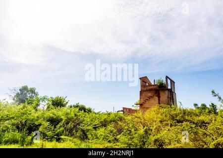 Verlassene Ruinen einer alten Ziegelgießerei auf Cam Kim Island. Stockfoto