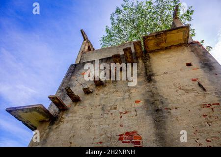 Blick auf die Ruinen der Treppe an der Seite des alten Gießereigebäudes. CAM Kim Island: Über den Thu Bon River von Hoi an ist eine kleine Insel. Stockfoto