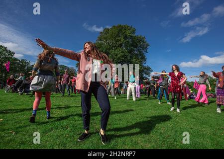 Koekamp, Den Haag, Niederlande. Mittwoch, 13. Oktober 2021. Keine Sorge für die echte Besetzung von ‘Saturday Night Fever’ als Besetzung von ‘Extinction Rebel Stockfoto