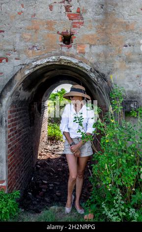 Vietnamesische Touristen erkunden die Gießerei auf Cam Kim Island. Stockfoto