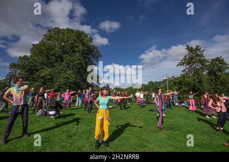 Koekamp, Den Haag, Niederlande. Mittwoch, 13. Oktober 2021. Keine Sorge für die echte Besetzung von ‘Saturday Night Fever’ als Besetzung von ‘Extinction Rebel Stockfoto