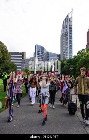 Koekamp, Den Haag, Niederlande. Mittwoch, 13. Oktober 2021. Keine Sorge für die echte Besetzung von ‘Saturday Night Fever’ als Besetzung von ‘Extinction Rebel Stockfoto