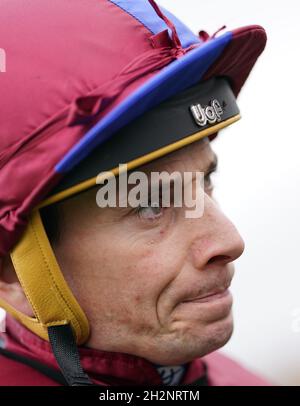 Jockey Ryan Moore nach dem Gewinn der Vertem Futurity Trophy auf Luxemburg beim Vertem Futurity Trophy Day auf der Doncaster Racecourse. Bilddatum: Samstag, 23. Oktober 2021. Stockfoto