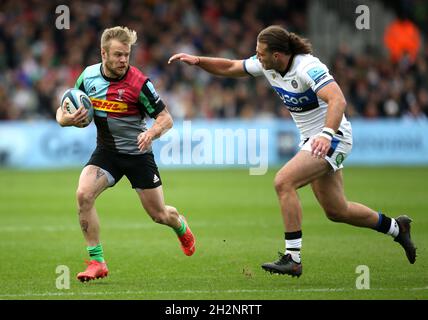 Harlequins Tyrone Green (links) in Aktion während des Spiels der Gallagher Premiership in Twickenham Stoop, London. Bilddatum: Samstag, 23. Oktober 2021. Stockfoto