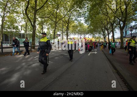 Korte Voorhout. Den Haag, Niederlande. Mittwoch, 13. Oktober 2021. Keine Sorge für die echte Besetzung von ‘Saturday Night Fever’ als Besetzung von ‘Extinctio Stockfoto