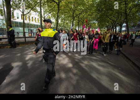 Korte Voorhout. Den Haag, Niederlande. Mittwoch, 13. Oktober 2021. Keine Sorge für die echte Besetzung von ‘Saturday Night Fever’ als Besetzung von ‘Extinctio Stockfoto