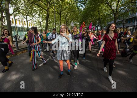 Korte Voorhout. Den Haag, Niederlande. Mittwoch, 13. Oktober 2021. Keine Sorge für die echte Besetzung von ‘Saturday Night Fever’ als Besetzung von ‘Extinctio Stockfoto