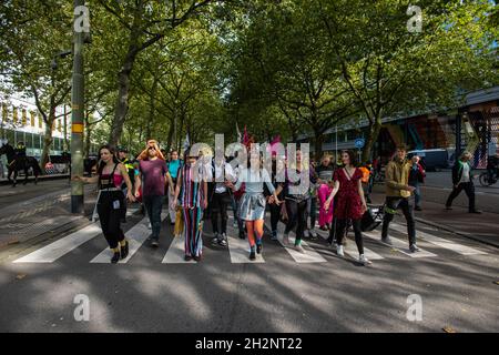 Korte Voorhout. Den Haag, Niederlande. Mittwoch, 13. Oktober 2021. Keine Sorge für die echte Besetzung von ‘Saturday Night Fever’ als Besetzung von ‘Extinctio Stockfoto