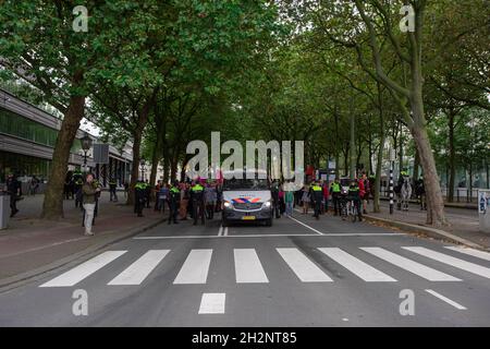 Korte Voorhout. Den Haag, Niederlande. Mittwoch, 13. Oktober 2021. Keine Sorge für die echte Besetzung von ‘Saturday Night Fever’ als Besetzung von ‘Extinctio Stockfoto