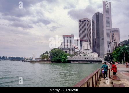 Die Singapore Waterfront im Jahr 1988 mit dem Merlion am Ufer. Stockfoto