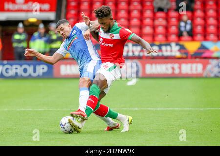 WALSALL, GROSSBRITANNIEN. 23. OKTOBER Barrow's Josh Gordon fordert Walsall's Rollin Menayese während der ersten Hälfte des Sky Bet League 2-Spiels zwischen Walsall und Barrow am Samstag, den 23. Oktober 2021, im Banks' Stadium in Walsall heraus. (Kredit: John Cripps | MI Nachrichten) Kredit: MI Nachrichten & Sport /Alamy Live Nachrichten Stockfoto