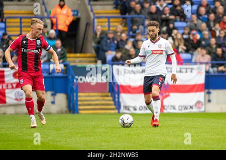 Bolton, Großbritannien. Oktober 2021. Bolton Wanderers Mittelfeldspieler Josh Sheehan (8) in Aktion während des Spiels der EFL Sky Bet League 1 zwischen Bolton Wanderers und Gillingham am 23. Oktober 2021 im University of Bolton Stadium, Bolton, England. Foto von Mike Morese. Nur zur redaktionellen Verwendung, Lizenz für kommerzielle Nutzung erforderlich. Keine Verwendung bei Wetten, Spielen oder Veröffentlichungen einzelner Clubs/Vereine/Spieler. Kredit: UK Sports Pics Ltd/Alamy Live Nachrichten Stockfoto