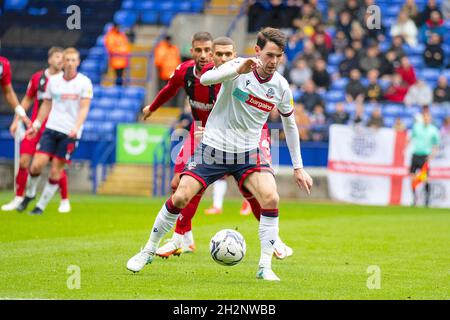 Bolton, Großbritannien. Oktober 2021. Bolton Wanderers Mittelfeldspieler Kieran Lee (20) während des Spiels der EFL Sky Bet League 1 zwischen Bolton Wanderers und Gillingham am 23. Oktober 2021 im University of Bolton Stadium, Bolton, England. Foto von Mike Morese. Nur zur redaktionellen Verwendung, Lizenz für kommerzielle Nutzung erforderlich. Keine Verwendung bei Wetten, Spielen oder Veröffentlichungen einzelner Clubs/Vereine/Spieler. Kredit: UK Sports Pics Ltd/Alamy Live Nachrichten Stockfoto