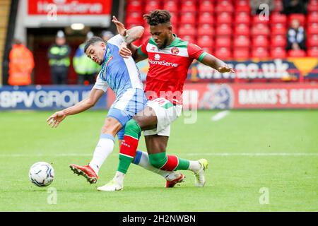 WALSALL, GROSSBRITANNIEN. 23. OKTOBER Barrow's Josh Gordon fordert Walsall's Rollin Menayese während der ersten Hälfte des Sky Bet League 2-Spiels zwischen Walsall und Barrow am Samstag, den 23. Oktober 2021, im Banks' Stadium in Walsall heraus. (Kredit: John Cripps | MI Nachrichten) Kredit: MI Nachrichten & Sport /Alamy Live Nachrichten Stockfoto