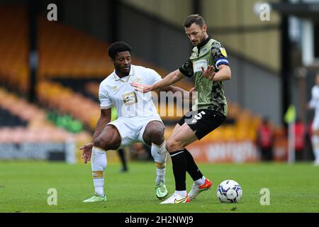 Devante Rodney von Port Vale (links) und Tommy Smith von Colchester United in Aktion während des zweiten Spiels der Sky Bet League in Vale Park, Stoke. Bilddatum: Samstag, 2. Oktober 2021. Stockfoto