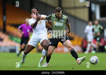 Devante Rodney von Port Vale (links) und Tommy Smith von Colchester United kämpfen während des zweiten Spiels der Sky Bet League in Vale Park, Stoke, um den Ball. Bilddatum: Samstag, 2. Oktober 2021. Stockfoto