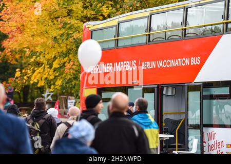 Berlin, Deutschland. Oktober 2021. Vor einem Berliner Impfbus im Mellowpark in Berlin Köpenick warten Menschen in der Schlange. Im Impfbus können sich Personen, die geimpft werden wollen, kurzfristig und ohne Termin gegen das Coronavirus impfen lassen. Quelle: Kira Hofmann/dpa/Alamy Live News Stockfoto