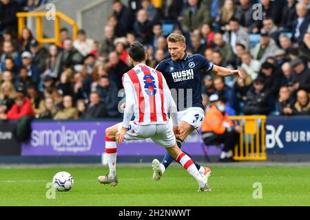 LONDON, UK 24. Okt Shaun Hutchinson von Millwall kämpft am Samstag, den 23. Oktober 2021, gegen Mario Vrancic von Stoke City während des Sky Bet Championship-Spiels zwischen Millwall und Stoke City in Den, London. (Kredit: Ivan Yordanov | MI Nachrichten) Kredit: MI Nachrichten & Sport /Alamy Live Nachrichten Stockfoto