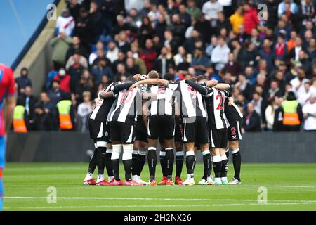 LONDON, GROSSBRITANNIEN. 23. OKTOBER: Newcastle United Team huddle während des Premier League-Spiels zwischen Crystal Palace und Newcastle United im Selhurst Park, London, am Samstag, den 23. Oktober 2021. (Kredit: Tom West | MI News) Kredit: MI Nachrichten & Sport /Alamy Live News Stockfoto