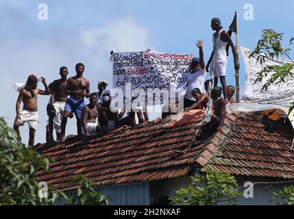 23. Oktober 2021, Colombo, Sri Lanka: Die Todeskandidaten des srilankischen Gefängnisses Welikada protestieren am 23. Oktober 2021 mit Spruchbändern vom Dach des Gefängnisses in Colombo, Sri Lanka. Gefängnisbeamte sagen, dass etwa 150 Insassen der Todeszelle in Sri Lanka in einen Hungerstreik getreten sind, um zu fordern, dass ihre Strafen umgerechnet werden, nachdem der Staatspräsident einen ehemaligen Gesetzgeber begnadigt hat, der einen Mord im Zusammenhang mit Wahlen verurteilt hat. Auf den Spruchbändern stand: "Behandeln Sie alle Gefangenen gleich," "Kaution auf Berufung", "Öffnen Sie die Augen des Präsidenten und der Menschen für die Verfolgung und den Betrug durch Gefängnisbeamte. (Cred Stockfoto