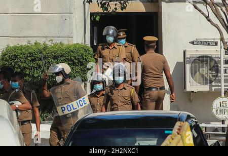 23. Oktober 2021, Colombo, Sri Lanka: Srilankische Polizeikräfte verlassen am 23. Oktober 2021 das Gefängnis von Welikada, das den Protest von Gefängnisinsassen in Colombo, Sri Lanka, kontrolliert. Gefängnisbeamte sagen, dass etwa 150 Insassen der Todeszelle in Sri Lanka in einen Hungerstreik getreten sind, um zu fordern, dass ihre Strafen umgerechnet werden, nachdem der Staatspräsident einen ehemaligen Gesetzgeber begnadigt hat, der einen Mord im Zusammenhang mit Wahlen verurteilt hat. Auf den Spruchbändern stand: "Behandeln Sie alle Gefangenen gleich," "Kaution auf Berufung", "Öffnen Sie die Augen des Präsidenten und der Menschen für die Verfolgung und den Betrug durch Gefängnisbeamte. (Credit Im Stockfoto