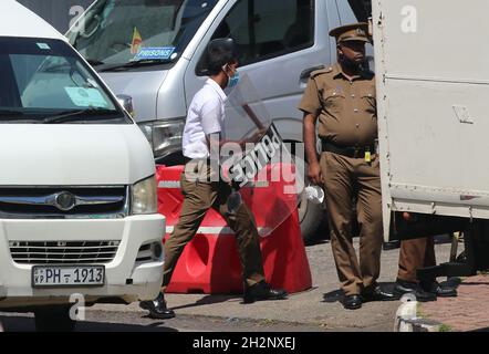 Colombo, Sri Lanka. Oktober 2021. Am 23. Oktober 2021 treffen Polizeibeamte aus Sri Lanka im Gefängnis von Welikada ein, die den Protest von Gefängnisinsassen in Colombo, Sri Lanka, kontrollieren. Gefängnisbeamte sagen, dass etwa 150 Insassen der Todeszelle in Sri Lanka in einen Hungerstreik getreten sind, um zu fordern, dass ihre Strafen umgerechnet werden, nachdem der Staatspräsident einen ehemaligen Gesetzgeber begnadigt hat, der einen Mord im Zusammenhang mit Wahlen verurteilt hat. Auf den Spruchbändern stand: "Behandeln Sie alle Gefangenen gleich," "Kaution auf Berufung", "Öffnen Sie die Augen des Präsidenten und der Menschen für die Verfolgung und den Betrug durch Gefängnisbeamte. (Kredit Stockfoto