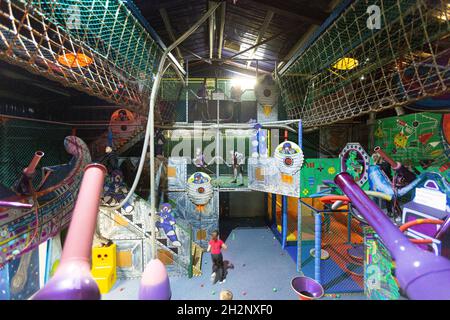 Master Blaster Indoor Ball Shooting Arena im Woodlands Family Themenpark, Totnes, Devon, England, Vereinigtes Königreich. Stockfoto