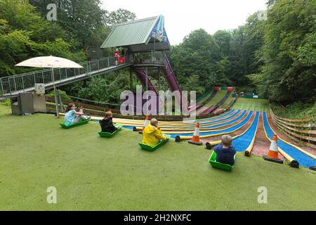 Rutschen auf der arktischen Gegend im Woodlands Family Theme Park , Totnes , Devon, England, Vereinigtes Königreich. Stockfoto