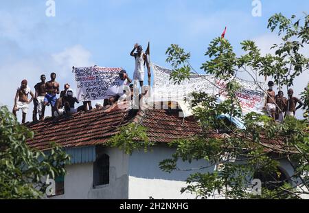 23. Oktober 2021, Colombo, Sri Lanka: Die Todeskandidaten des srilankischen Gefängnisses Welikada protestieren am 23. Oktober 2021 mit Spruchbändern vom Dach des Gefängnisses in Colombo, Sri Lanka. Gefängnisbeamte sagen, dass etwa 150 Insassen der Todeszelle in Sri Lanka in einen Hungerstreik getreten sind, um zu fordern, dass ihre Strafen umgerechnet werden, nachdem der Staatspräsident einen ehemaligen Gesetzgeber begnadigt hat, der einen Mord im Zusammenhang mit Wahlen verurteilt hat. Auf den Spruchbändern stand: "Behandeln Sie alle Gefangenen gleich," "Kaution auf Berufung", "Öffnen Sie die Augen des Präsidenten und der Menschen für die Verfolgung und den Betrug durch Gefängnisbeamte. (Cred Stockfoto