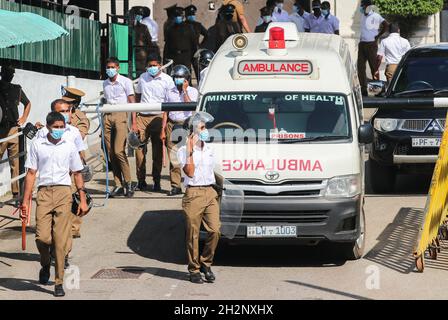 23. Oktober 2021, Colombo, Sri Lanka: Srilankische Polizeikräfte verlassen am 23. Oktober 2021 das Gefängnis von Welikada, das den Protest von Gefängnisinsassen in Colombo, Sri Lanka, kontrolliert. Gefängnisbeamte sagen, dass etwa 150 Insassen der Todeszelle in Sri Lanka in einen Hungerstreik getreten sind, um zu fordern, dass ihre Strafen umgerechnet werden, nachdem der Staatspräsident einen ehemaligen Gesetzgeber begnadigt hat, der einen Mord im Zusammenhang mit Wahlen verurteilt hat. Auf den Spruchbändern stand: "Behandeln Sie alle Gefangenen gleich," "Kaution auf Berufung", "Öffnen Sie die Augen des Präsidenten und der Menschen für die Verfolgung und den Betrug durch Gefängnisbeamte. (Credit Im Stockfoto