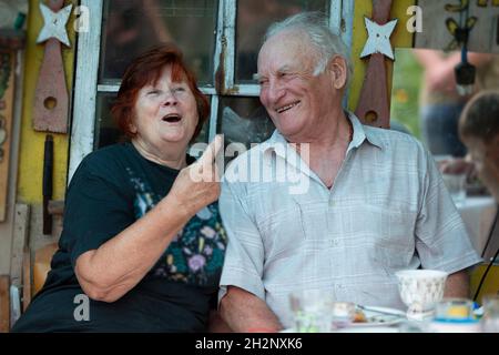 Ältere Mann und Frau haben Spaß miteinander zu reden. Stockfoto