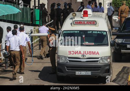 23. Oktober 2021, Colombo, Sri Lanka: Srilankische Polizeikräfte verlassen am 23. Oktober 2021 das Gefängnis von Welikada, das den Protest von Gefängnisinsassen in Colombo, Sri Lanka, kontrolliert. Gefängnisbeamte sagen, dass etwa 150 Insassen der Todeszelle in Sri Lanka in einen Hungerstreik getreten sind, um zu fordern, dass ihre Strafen umgerechnet werden, nachdem der Staatspräsident einen ehemaligen Gesetzgeber begnadigt hat, der einen Mord im Zusammenhang mit Wahlen verurteilt hat. Auf den Spruchbändern stand: "Behandeln Sie alle Gefangenen gleich," "Kaution auf Berufung", "Öffnen Sie die Augen des Präsidenten und der Menschen für die Verfolgung und den Betrug durch Gefängnisbeamte. (Credit Im Stockfoto