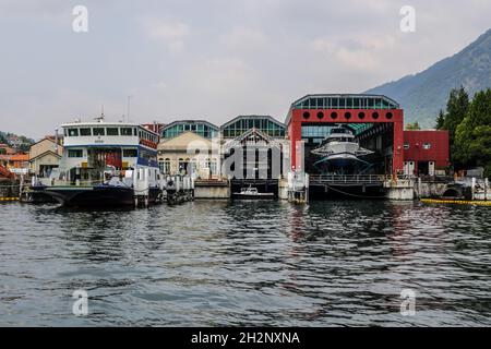 Como, Italien - 15. Juni 2017: Blick auf den Hafen von Como an einem bewölkten Tag Stockfoto