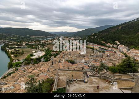 Panorama von der Zitadelle über die Stadt Sisteron, Alpes Cote d'Azur, Frankreich Stockfoto