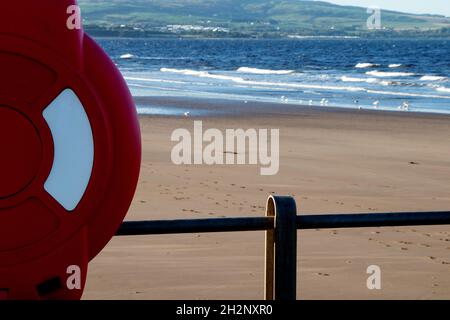 Roter Rettungsring und Handlauf an einem Küstensteg Stockfoto