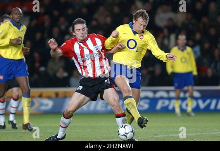 SAINTS V ARSENAL 29-12-03 DAVID PRUTTON GEHT IN DEN RAY SALON PIC MIKE WALKER, 2003 Stockfoto