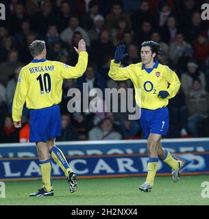 SAINTS V ARSENAL 29-12-03 DENNIS BERGKAMP GRATULIERT ROBERT PIRES TORSCHÜTZE ÜBER ARSENALS ZUM SIEGTREFFER. PIC MIKE WALKER, 2003 Stockfoto