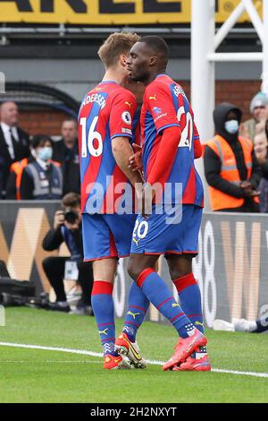 London, Großbritannien. Oktober 2021. Christian Benteke von Crystal Palace erzielt das Eröffnungstor auf 1-0 und feiert während des Premier League-Spiels zwischen Crystal Palace und Newcastle United am 23. Oktober 2021 im Selhurst Park, London, England. Foto von Ken Sparks. Nur zur redaktionellen Verwendung, Lizenz für kommerzielle Nutzung erforderlich. Keine Verwendung bei Wetten, Spielen oder Veröffentlichungen einzelner Clubs/Vereine/Spieler. Kredit: UK Sports Pics Ltd/Alamy Live Nachrichten Stockfoto