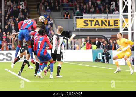 London, Großbritannien. Oktober 2021. Christian Benteke von Crystal Palace erzielt beim Premier League-Spiel zwischen Crystal Palace und Newcastle United am 23. Oktober 2021 im Selhurst Park, London, England, das Eröffnungstor auf 1-0. Foto von Ken Sparks. Nur zur redaktionellen Verwendung, Lizenz für kommerzielle Nutzung erforderlich. Keine Verwendung bei Wetten, Spielen oder Veröffentlichungen einzelner Clubs/Vereine/Spieler. Kredit: UK Sports Pics Ltd/Alamy Live Nachrichten Stockfoto