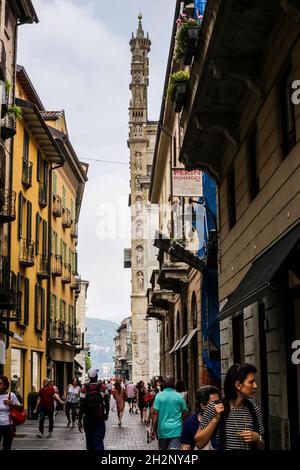 Como, Italien - 15. Juni 2017: Blick auf die Menschen, die im Stadtzentrum von Como spazieren gehen Stockfoto