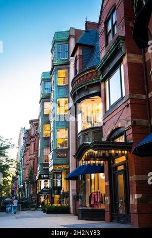 Boston, Massachusetts = 6. Oktober 2021: Straßenszene entlang der berühmten Newbury Street in der Back Bay Gegend von Boston bei Sonnenuntergang Stockfoto