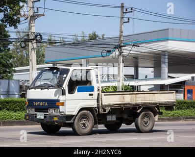 Chiangmai, Thailand - Oktober 6 2021: Privater Toyota Toyoace Truck. Auf der Straße Nr. 1001, 8 km von der Stadt Chiangmai entfernt. Stockfoto