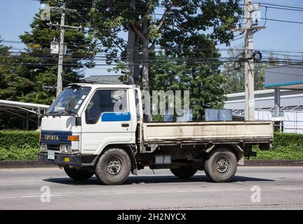 Chiangmai, Thailand - Oktober 6 2021: Privater Toyota Toyoace Truck. Auf der Straße Nr. 1001, 8 km von der Stadt Chiangmai entfernt. Stockfoto