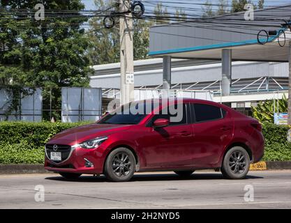 Chiangmai, Thailand - Oktober 6 2021: Privater Öko-Wagen Mazda 2. Auf der Straße Nr. 1001 8 km vom Chiangmai Business Area. Stockfoto