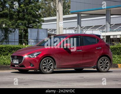 Chiangmai, Thailand - Oktober 6 2021: Privater Öko-Wagen Mazda 2. Auf der Straße Nr. 1001 8 km vom Chiangmai Business Area. Stockfoto