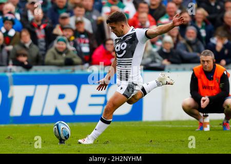 23. Oktober 2021; Mattioli Woods Welford Road Stadium, Leicester, England; Gallagher Premiership Rugby, Leicester Tigers versus Sale Sharks; Kieran Wilkinson von Leicester Tigers schlägt eine Strafe Stockfoto